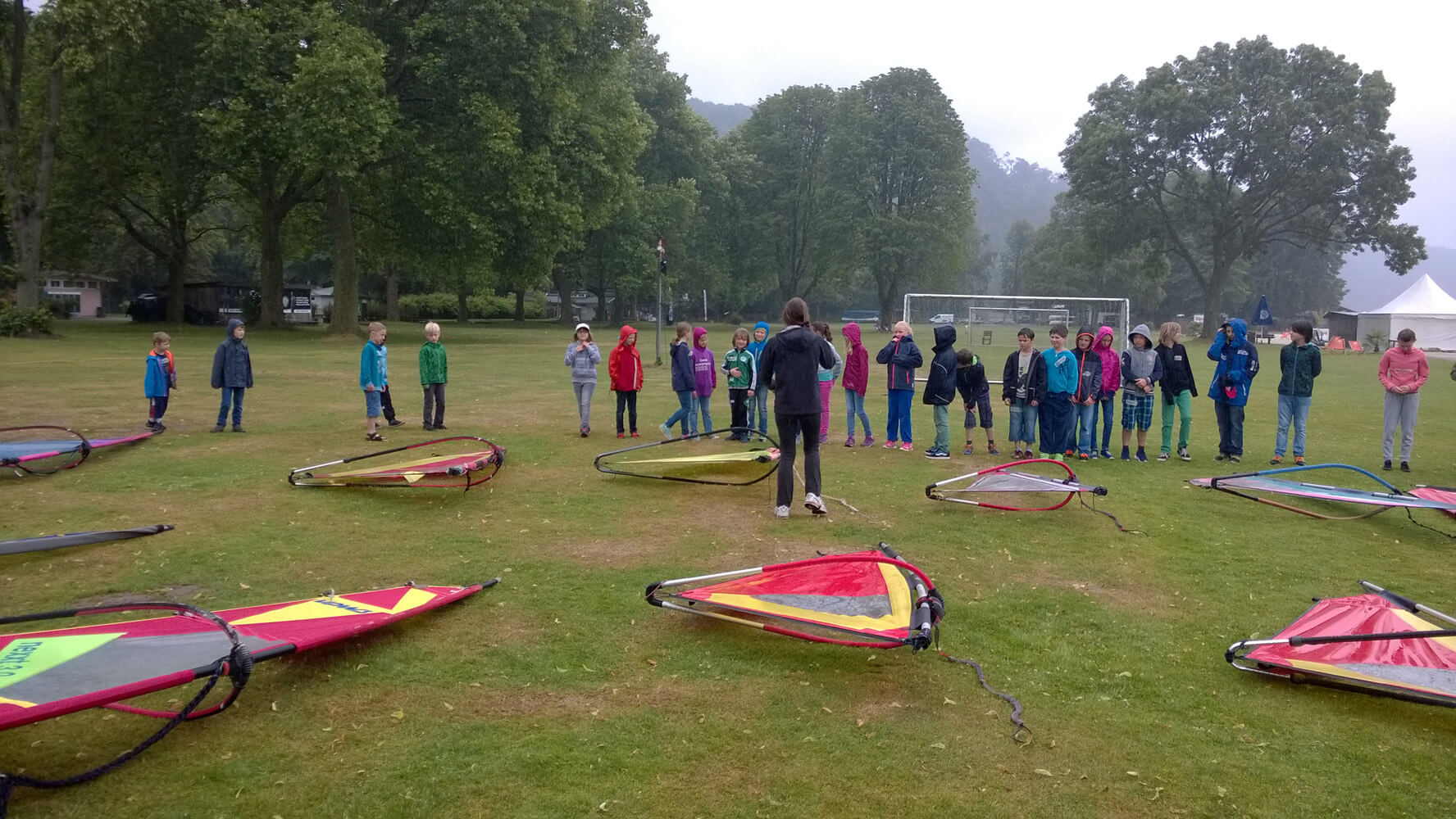 Windsurfkurs auf einer Wiese