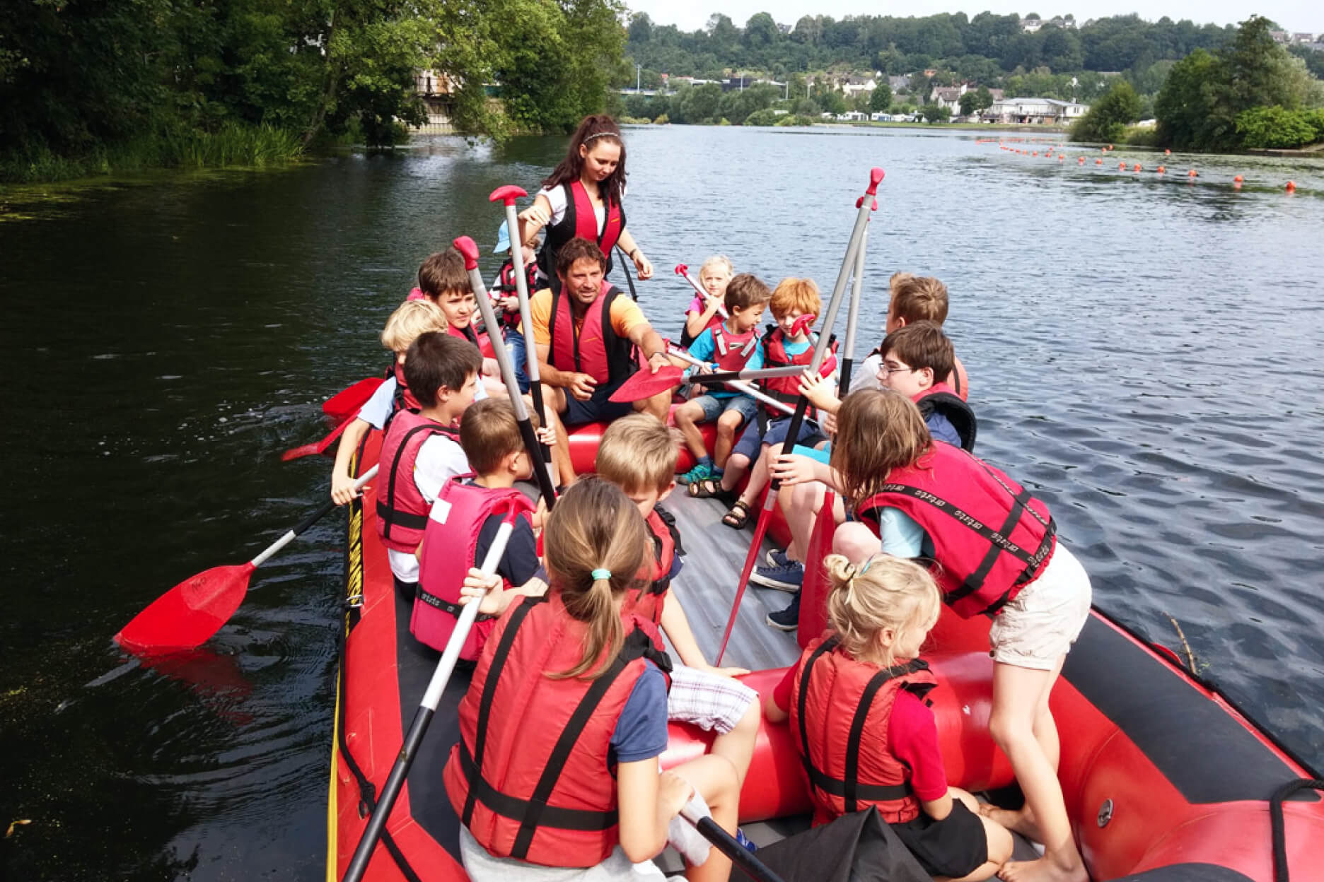 Kindergruppe in einem roten Schlauchboot.